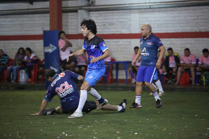 Jugadores de Gol Radio peleando el balon